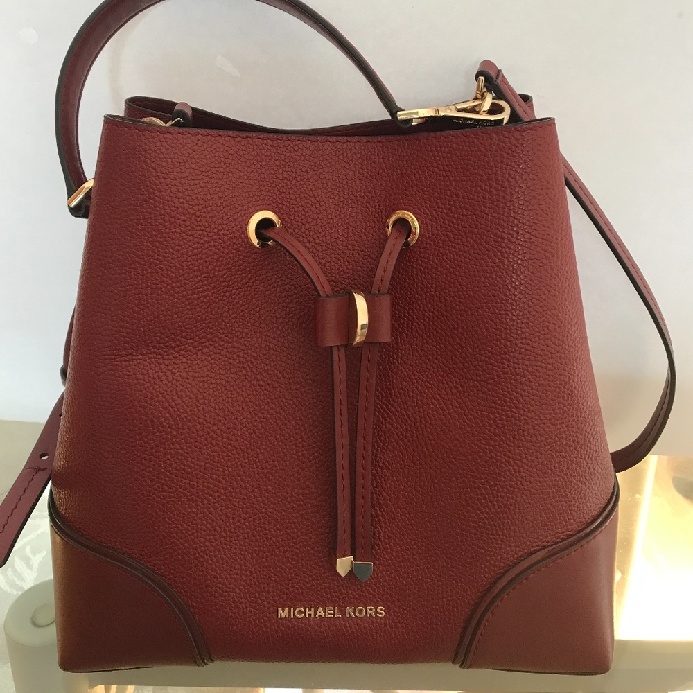 Michael Kors Siri Medium Leather Bucket Crossbody Bag. Dark Berry